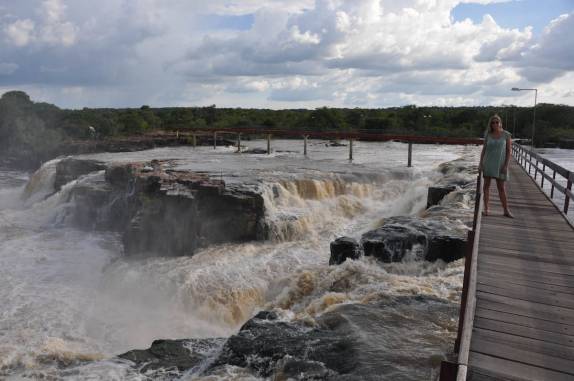 Cruzando a passarela sobre a Cachoeira do Urubu, entre os municípios de Batalha e Esperantina - PI